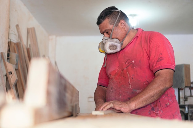 Carpentiere maturo in officina del legno