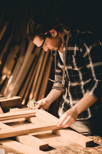 Carpentiere professionista uomo autentico Artigianato Lavoratore del legno Falegname o costruttore di mobili casa progetti fai da te creatore colpo maschioverticale