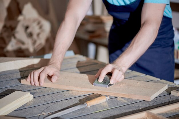 Carpentiere sul posto di lavoro