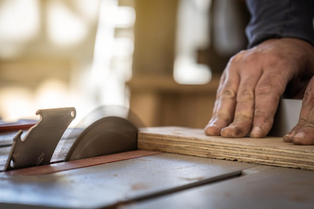 Carpentiere tagliere di legno nel suo laboratorio