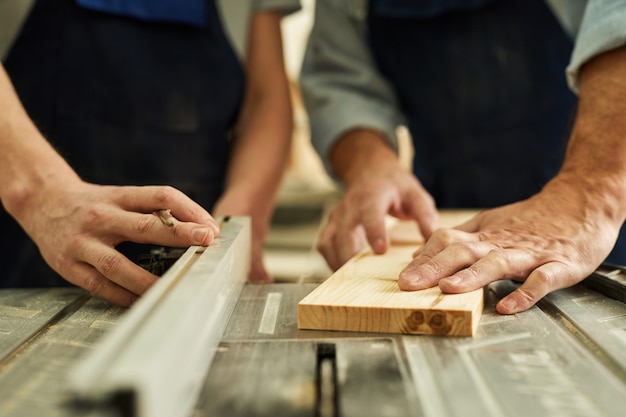 Carpentieri che tagliano fine di legno in su