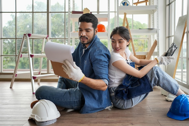 Carpentieri felici che progettano e piallano prodotti in legno in officina