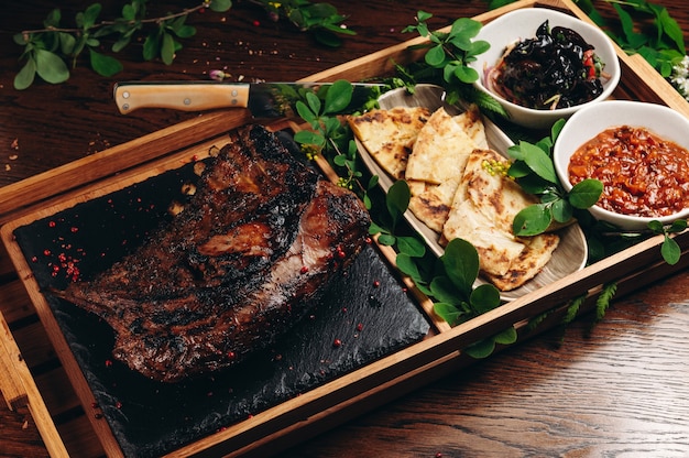 Carrè di agnello arrosto alla griglia su tavola di legno