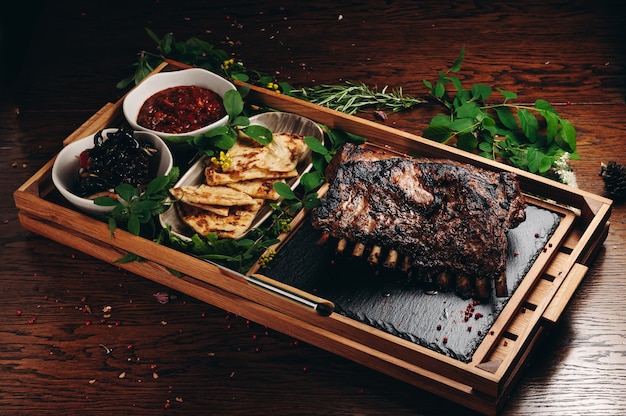 Carrè di agnello arrosto alla griglia su tavola di legno