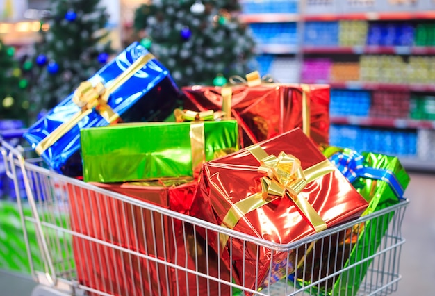 Carrello con doni in un supermercato