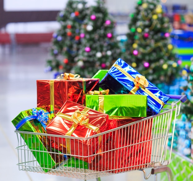 Carrello con doni in un supermercato