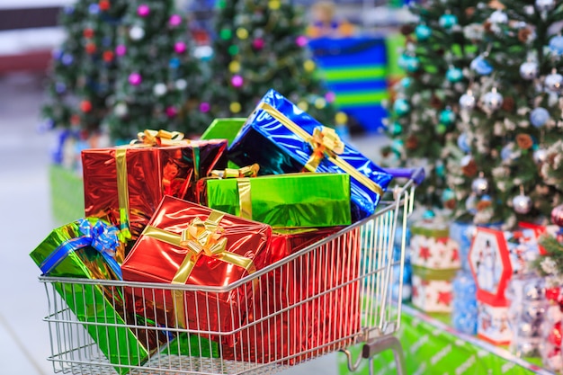 Carrello con doni in un supermercato