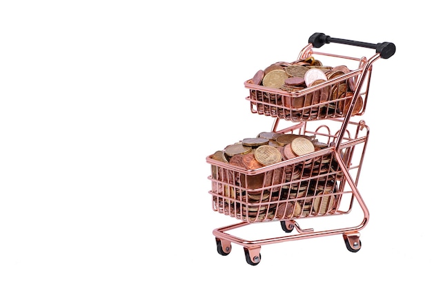 carrello del supermercato pieno di monete per lo shopping Concetti di aumento dei prezzi di acquisto inflazione