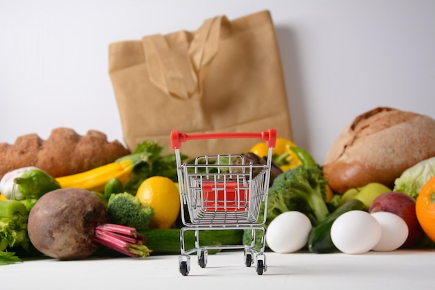 Carrello della spesa carrello e generi alimentari diversi Cibo sano sfondo Cibo sano ed equilibrato verdure frutta pane uova Shopping cibo supermercato pianificazione mangiare concetto