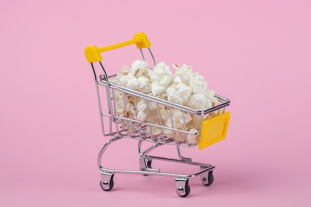 Carrello della spesa con popcorn