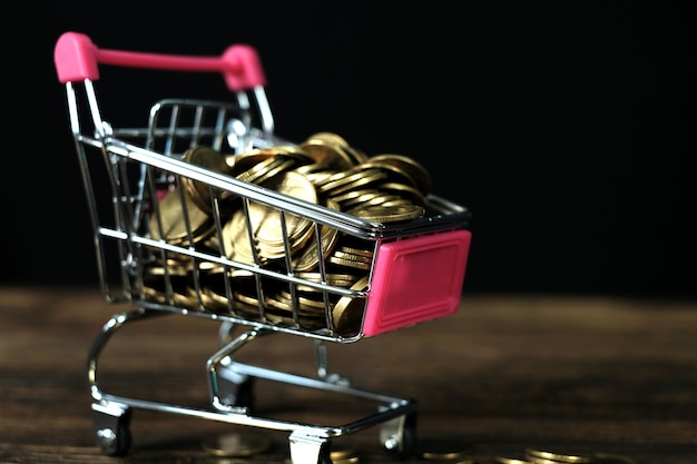 Carrello della spesa o carrello del supermercato con notebook portatile sul tavolo di lavoro