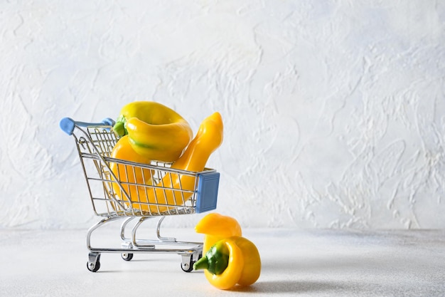 Carrello della spesa pieno di generi alimentari di verdure fresche isolato su sfondo bianco