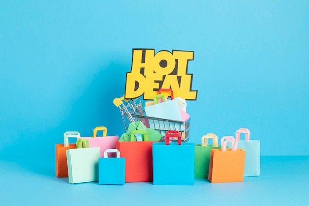 Carrello della spesa pieno di sacchetti di carta shopping concetto di dipendenza
