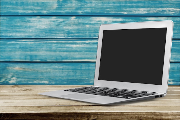 Carrello della spesa su un laptop isolato su sfondo