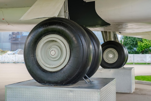 Carrello di atterraggio dell'aereo, enormi ruote di aeroplano in mostra. Foto di alta qualità