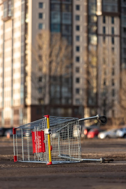 Carrello di spesa vuoto invertito per strada crisi di panico per l'acquisto di cibo