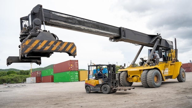 Carrello elevatore che lavora nel porto di carico del deposito del carico del container servizio logistico del serbatoio del carico e albero dello spedizioniere del concetto di trasporto