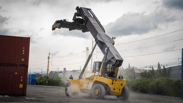 Carrello elevatore che lavora nel porto di container cargo carico di carico cisterna concetto servizio logistico e trasporto di spedizione