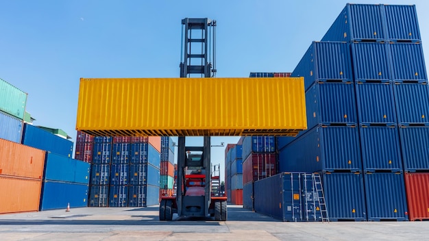 Carrello elevatore che lavora nel servizio logistico e concetto di trasporto del serbatoio del carico del porto del cantiere di carico del container