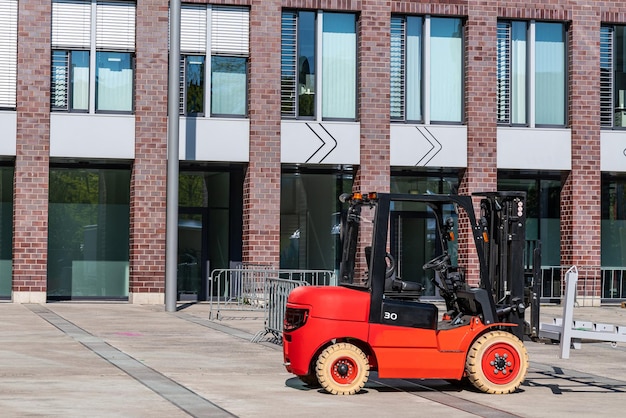 Carrello elevatore in un cantiere sullo sfondo di un grande edificio