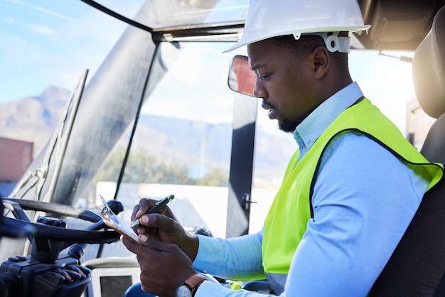 Carrello elevatore logistico e lista di controllo con autista nero che lavora nel cantiere di spedizione per la consegna della catena di approvvigionamento e l'e-commerce Trasporto merci e camion con operaio edile nell'impianto di magazzino