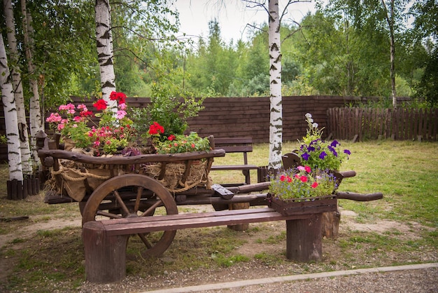 carrello in legno con ruote a forma di aiuola