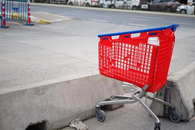 Carrello in un parcheggio vuoto