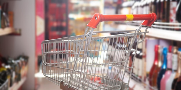 Carrello nel supermercato Negozio di alimentari