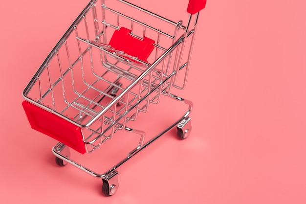 Carrello o carrello del supermercato sul rosa
