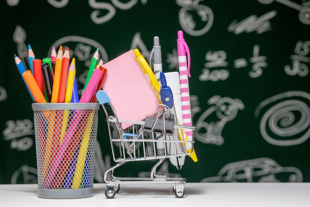 Carrello pieno di materiale scolastico