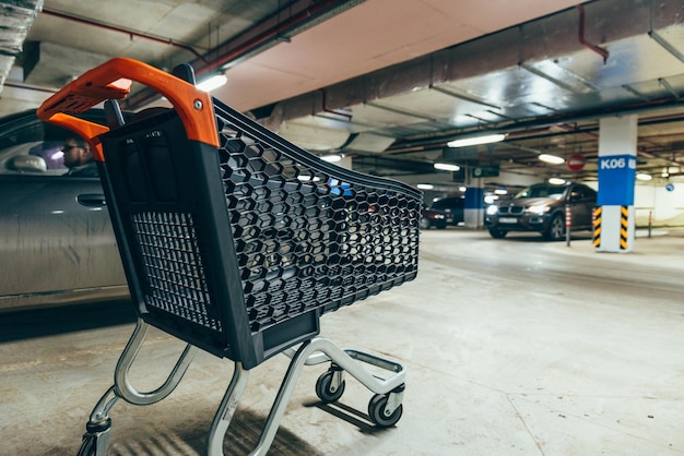 Carrello vuoto al parcheggio sotterraneo. concetto di acquisto. copia spazio