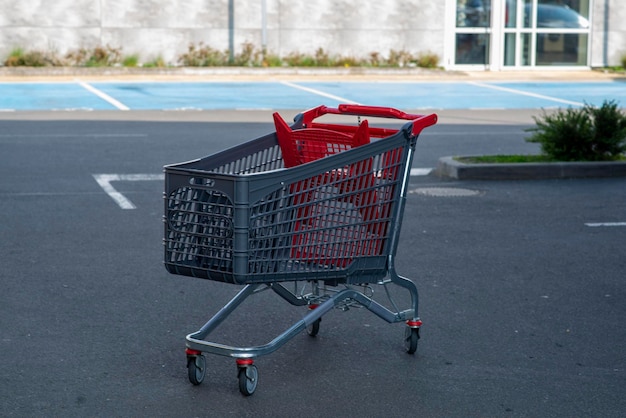 Carrello vuoto dal mercato nel parcheggio