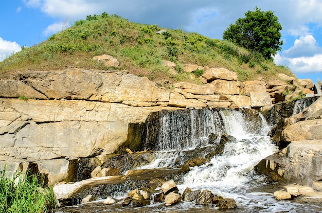 Carriera industriale in granito allagata con cascate