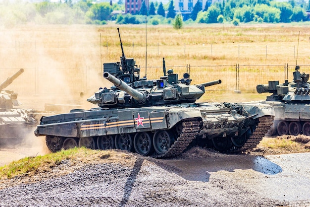 Carro armato principale dell'esercito russo T72B3 al campo di addestramento