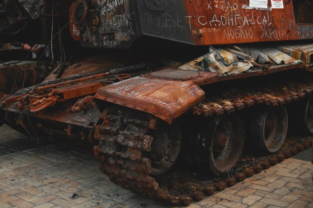 Carro armato russo bruciato con iscrizioni di città distrutte ucraine Aggressione russa