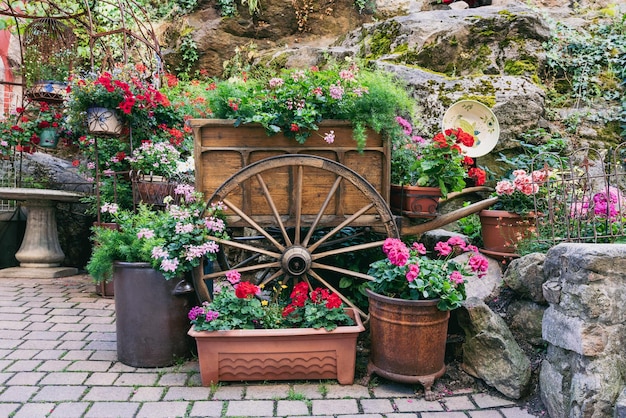 Carrozza con fiori colorati a Kaysersberg