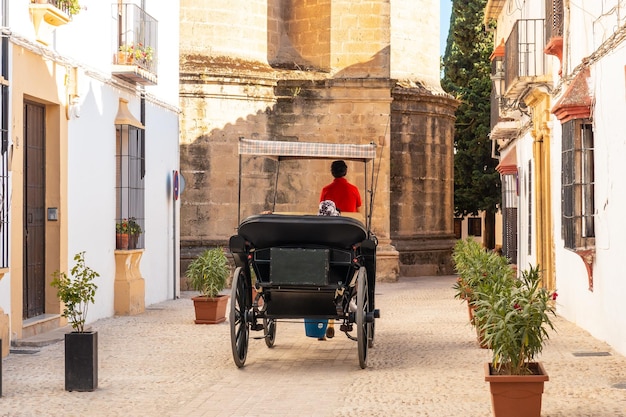 Carrozza con turisti accanto alla Chiesa di Santa Maria la Mayor nel centro storico di Ronda Malaga