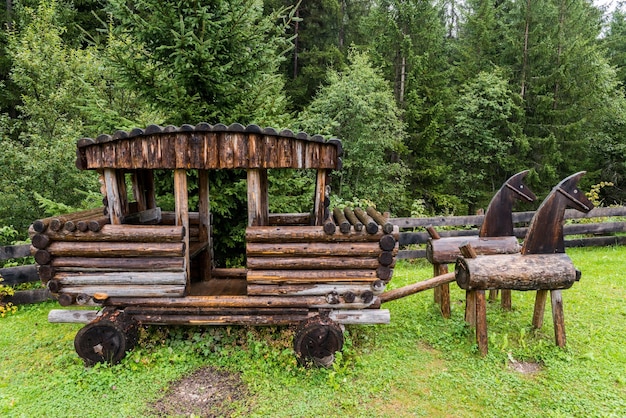 Carrozza in legno e cavalli in una foresta