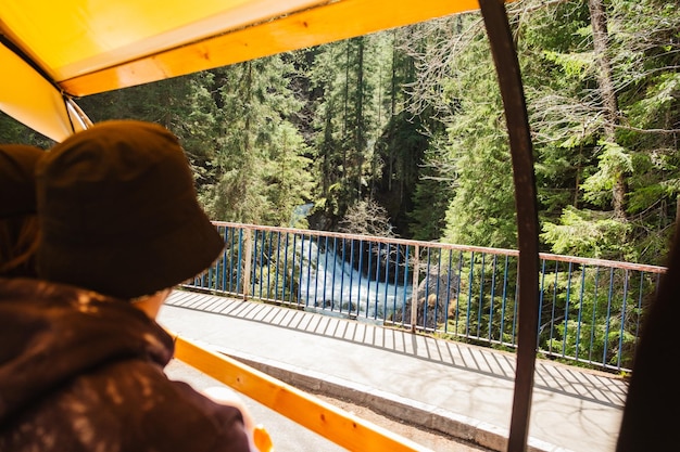 Carrozza trainata da cavalli su una strada di montagna