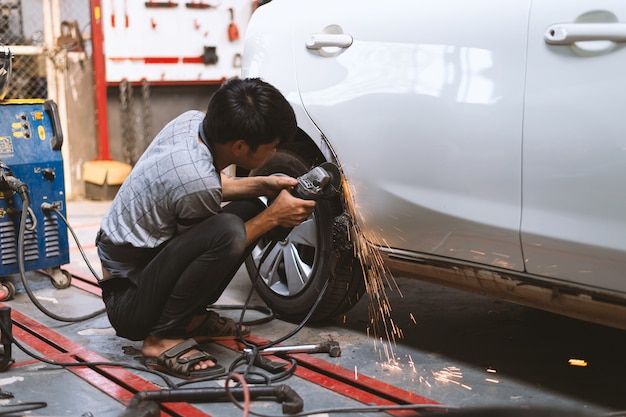 Carrozzeria e pittura di riparazione del meccanico con servizio professionale