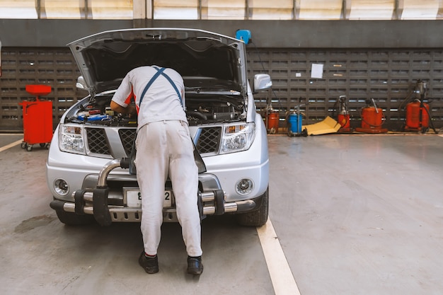 Carrozzeria e vernice di riparazione del lavoratore del meccanico con servizio professionale