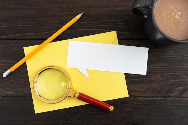 Carta a bolle di pensiero con busta tazza di caffè e cancelleria su fondo in legno idee importanti