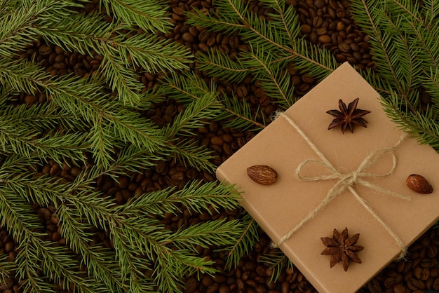 Carta artigianale Confezione regalo Rami di un albero di Natale sullo sfondo della trama dei chicchi di caffè