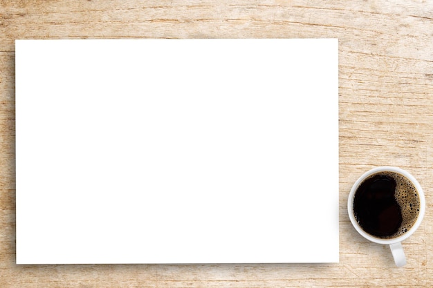 Carta bianca bianca o blocco note con matita e caffè