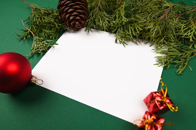 Carta bianca con abete rosso e decorazioni natalizie
