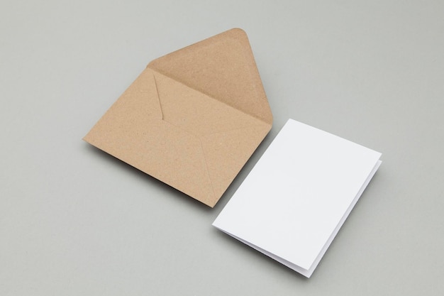 Carta bianca vuota con modello di busta di carta kraft marrone mock up