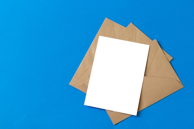 Carta bianca vuota con modello di busta di carta kraft marrone mock up