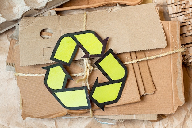 Carta, cartone, cartone usato rifiuti con un segno di riciclaggio