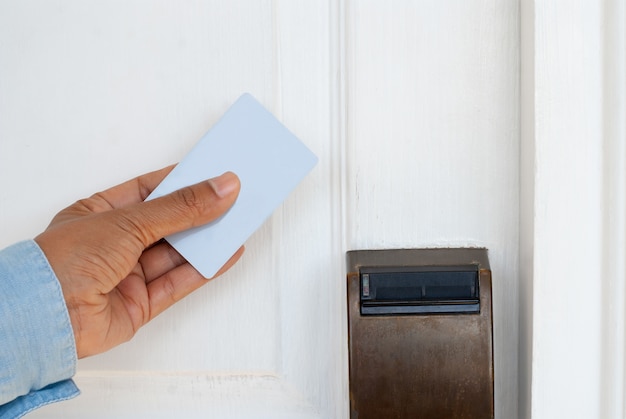 Carta chiave della tenuta della mano per la porta di sblocco