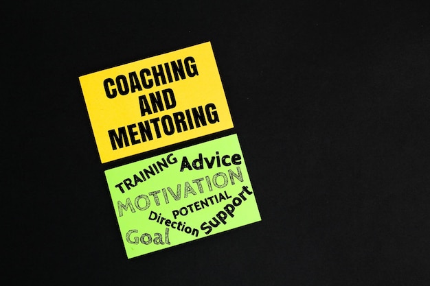 carta colorata con le parole coaching e mentoring il concetto di coaching e mentoring